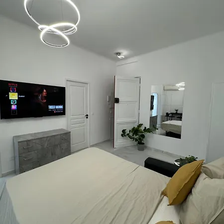 Stylish Modern Near Train Station דירה *