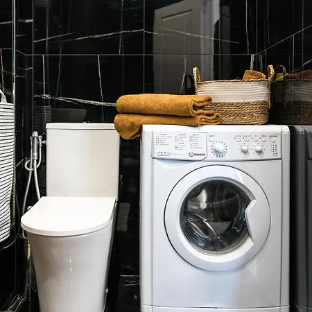 Stylish Modern Near Train Station ניס