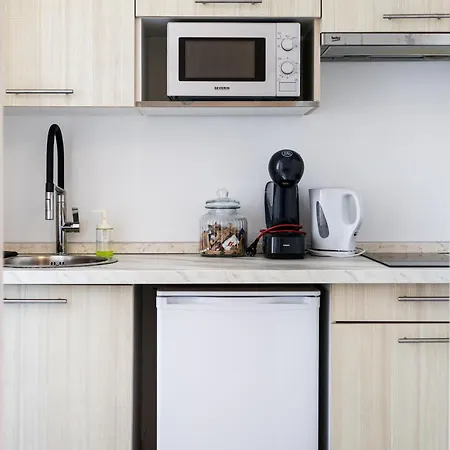 Stylish Modern Near Train Station דירה *