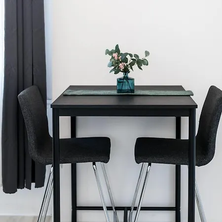 Stylish Modern Near Train Station דירה