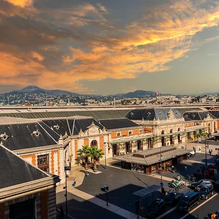 Stylish Modern Near Train Station *