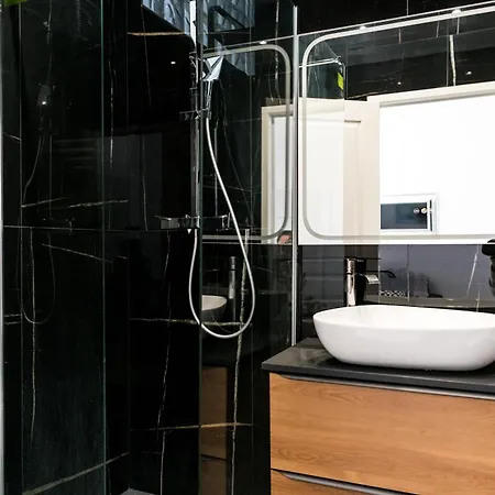 Stylish Modern Near Train Station דירה *